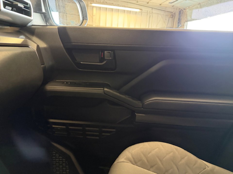 Used 2025 Toyota Tacoma SR5 AWD/4WD image 31