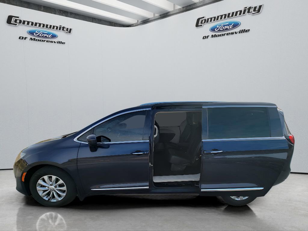 Used 2018 Chrysler Pacifica Touring-L image 26