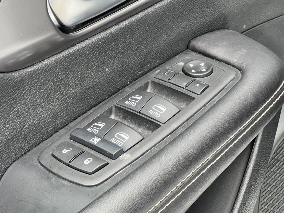 Used 2026 Chrysler Pacifica Select image 15