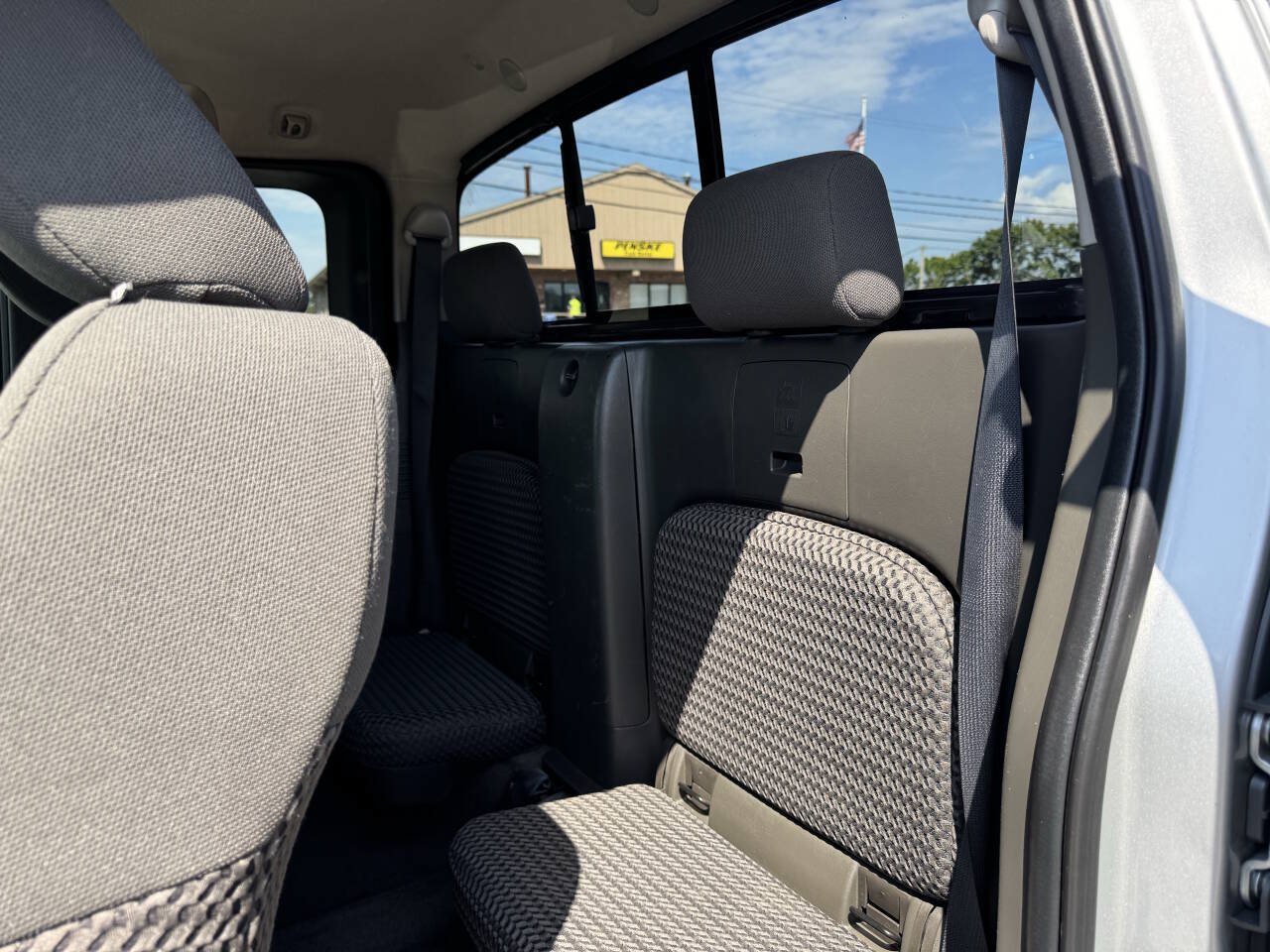 Used 2015 Nissan Frontier SV AWD/4WD image 21
