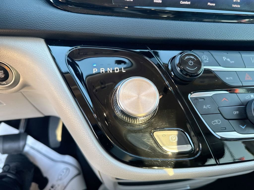 Used 2023 Chrysler Pacifica Touring-L image 23