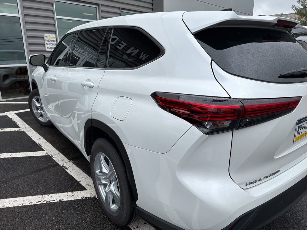 Used 2022 Toyota Highlander L FWD image 6