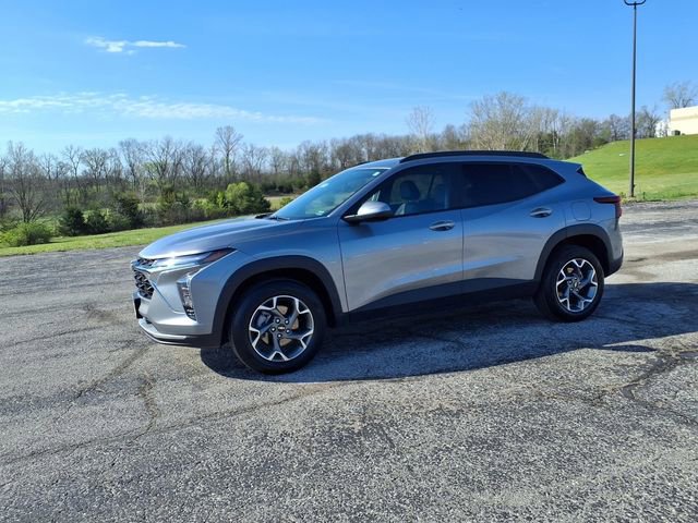 Used 2025 Chevrolet Trax LT w/ LT Convenience Package FWD image 37