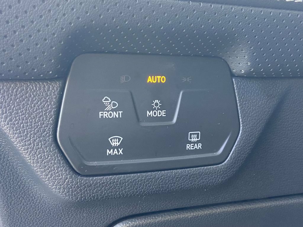 Used 2025 Volkswagen Atlas Cross Sport SE FWD image 21