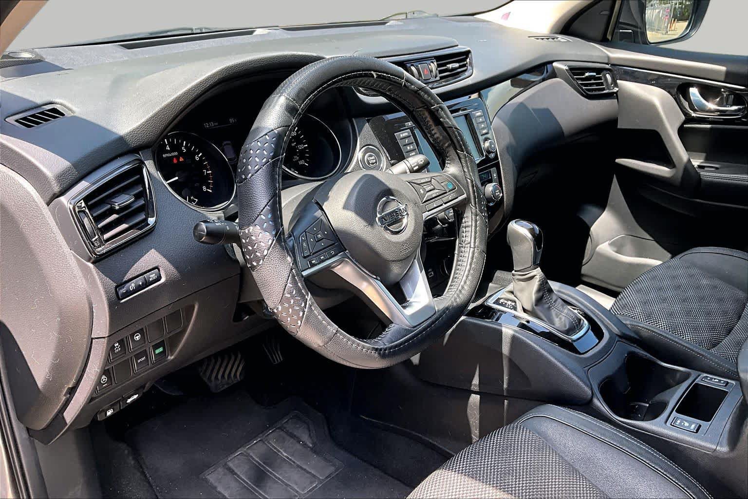 Used 2021 Nissan Rogue Sport SV w/ Technology Package FWD image 17