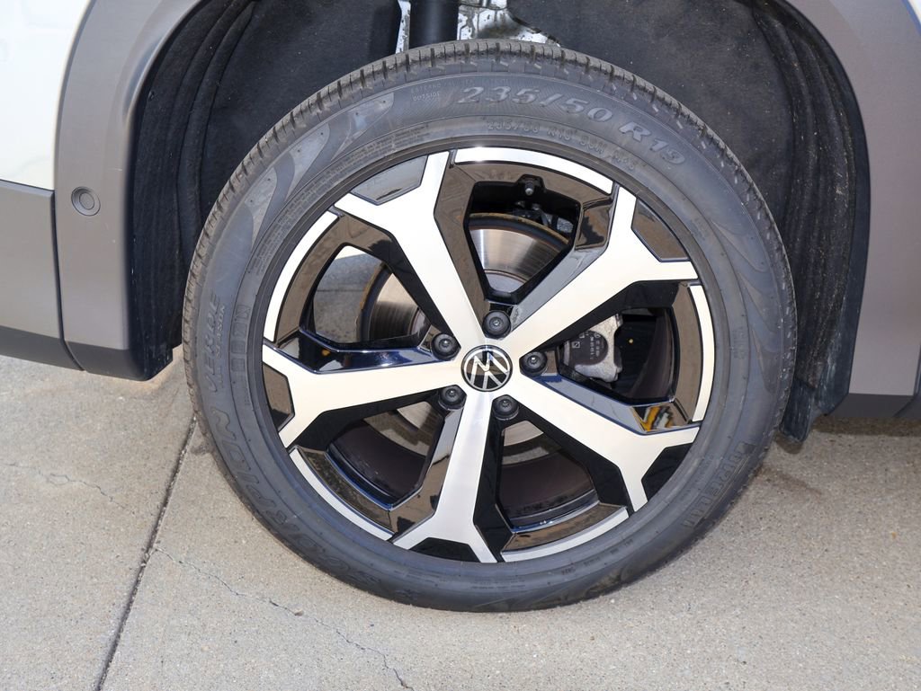 Used 2025 Volkswagen Tiguan SE image 9