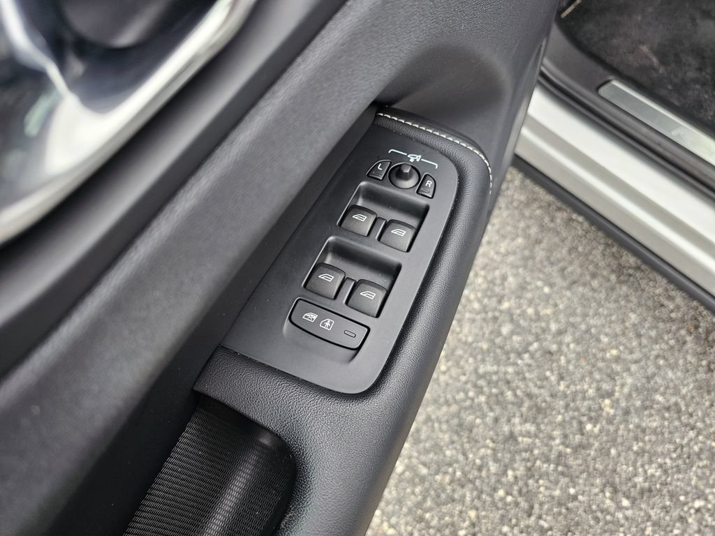 Used 2018 Volvo XC60 T6 R-Design w/ Convenience Package AWD/4WD image 18