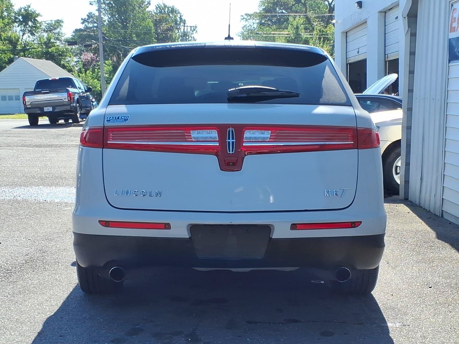 Used 2019 Lincoln MKT AWD image 4