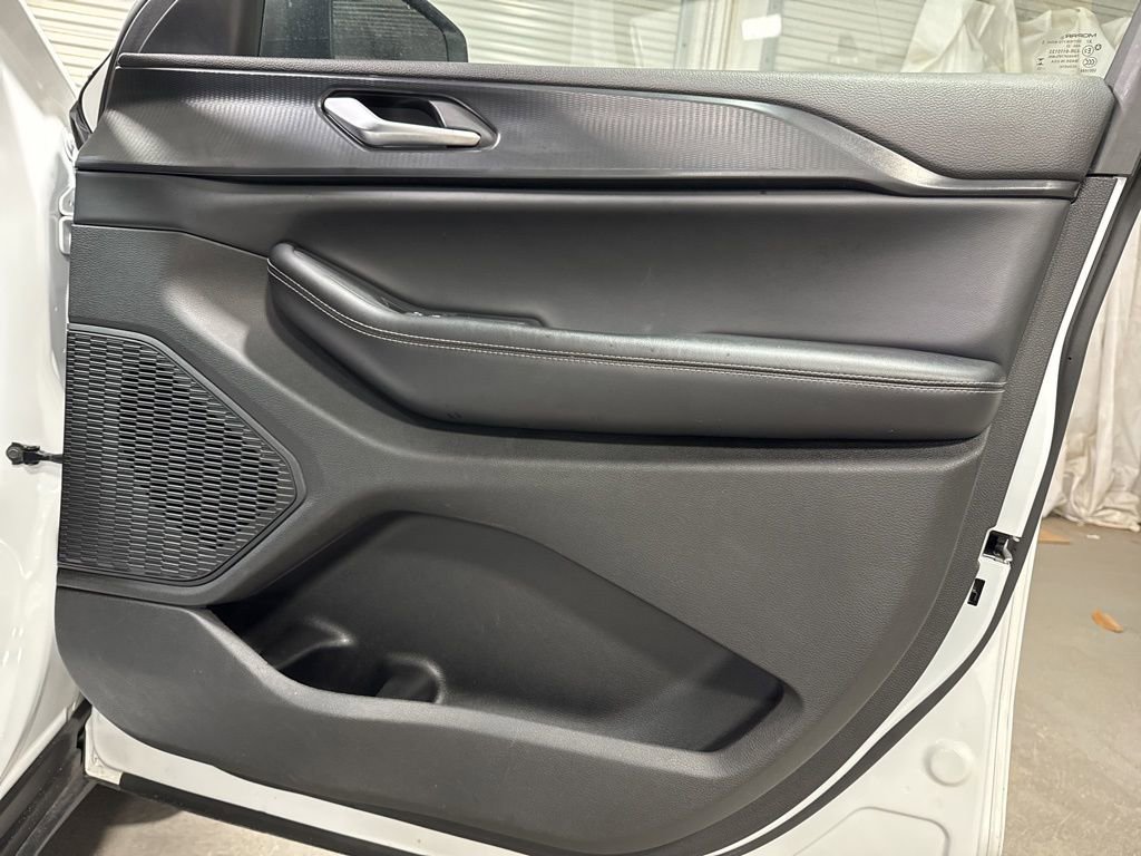 Used 2023 Jeep Grand Cherokee L Laredo w/ Luxury Tech Group I RWD image 9