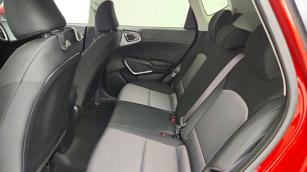 Used 2025 Kia Soul LX FWD image 19