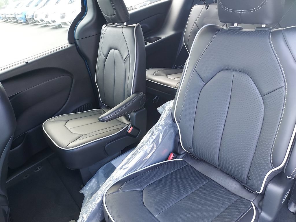 New 2026 Chrysler Pacifica Limited w/ S Appearance Package FWD image 29