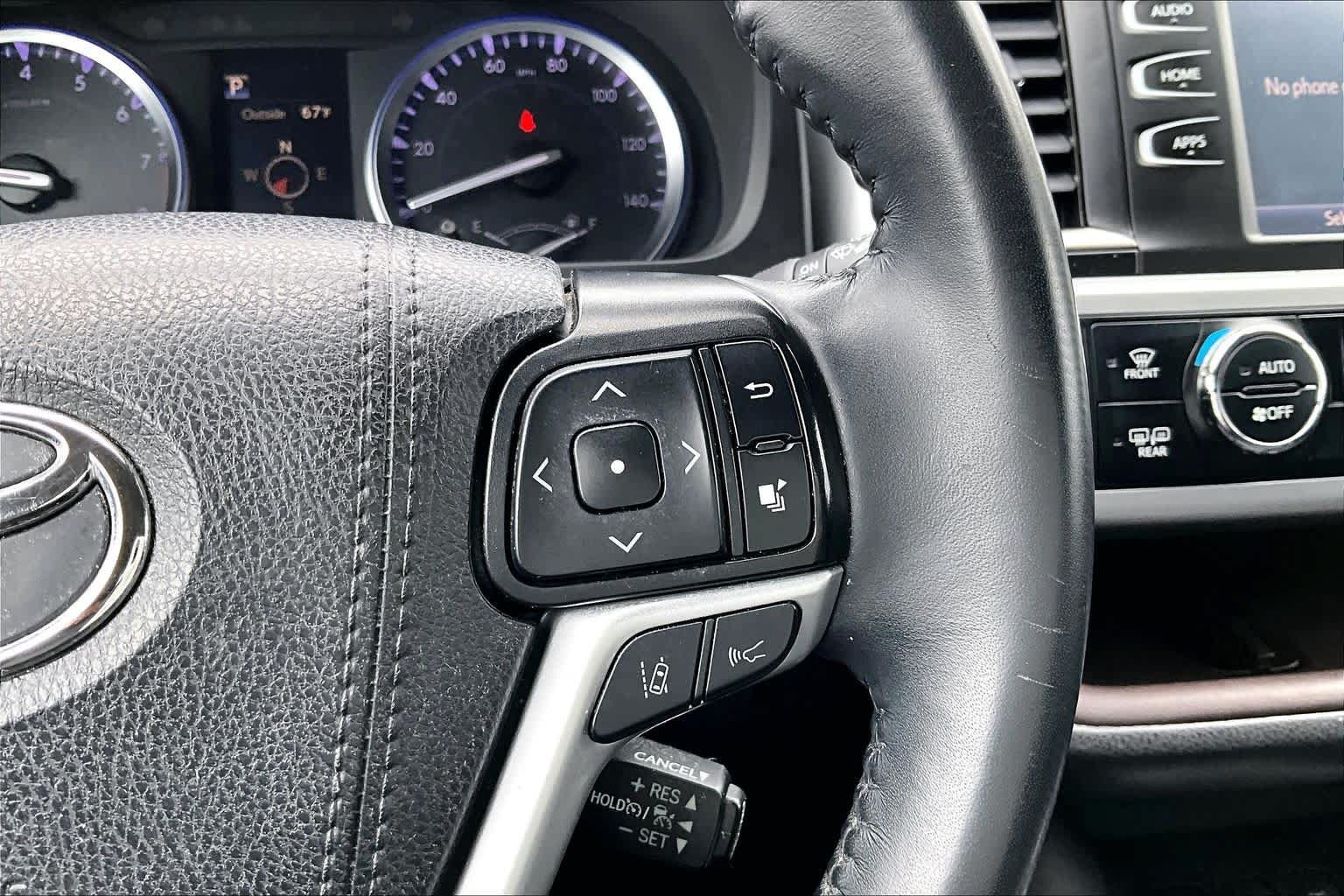 Used 2019 Toyota Highlander XLE AWD/4WD image 25