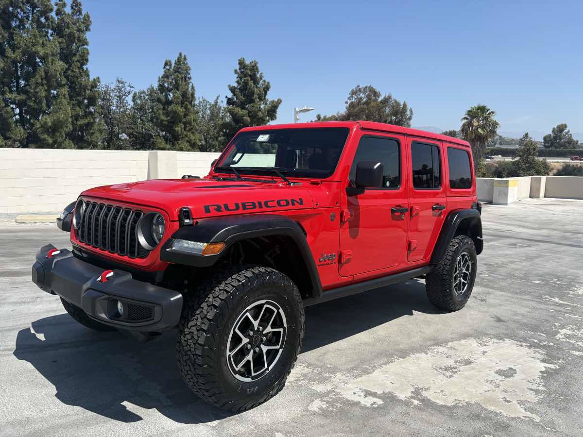 Used 2025 Jeep Wrangler Unlimited Rubicon w/ Convenience Group AWD/4WD image 3