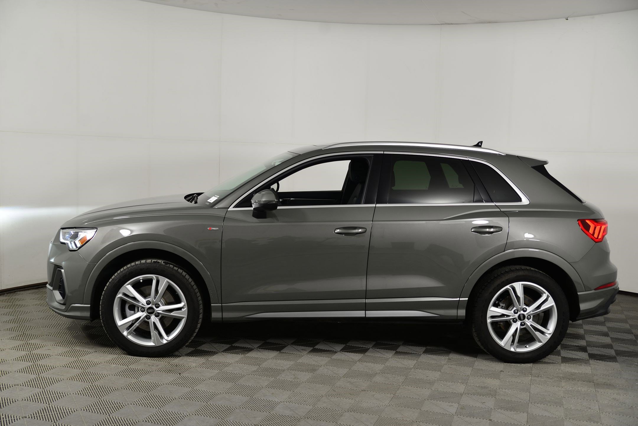 Certified 2023 Audi Q3 2.0T Premium w/ Convenience Package image 2