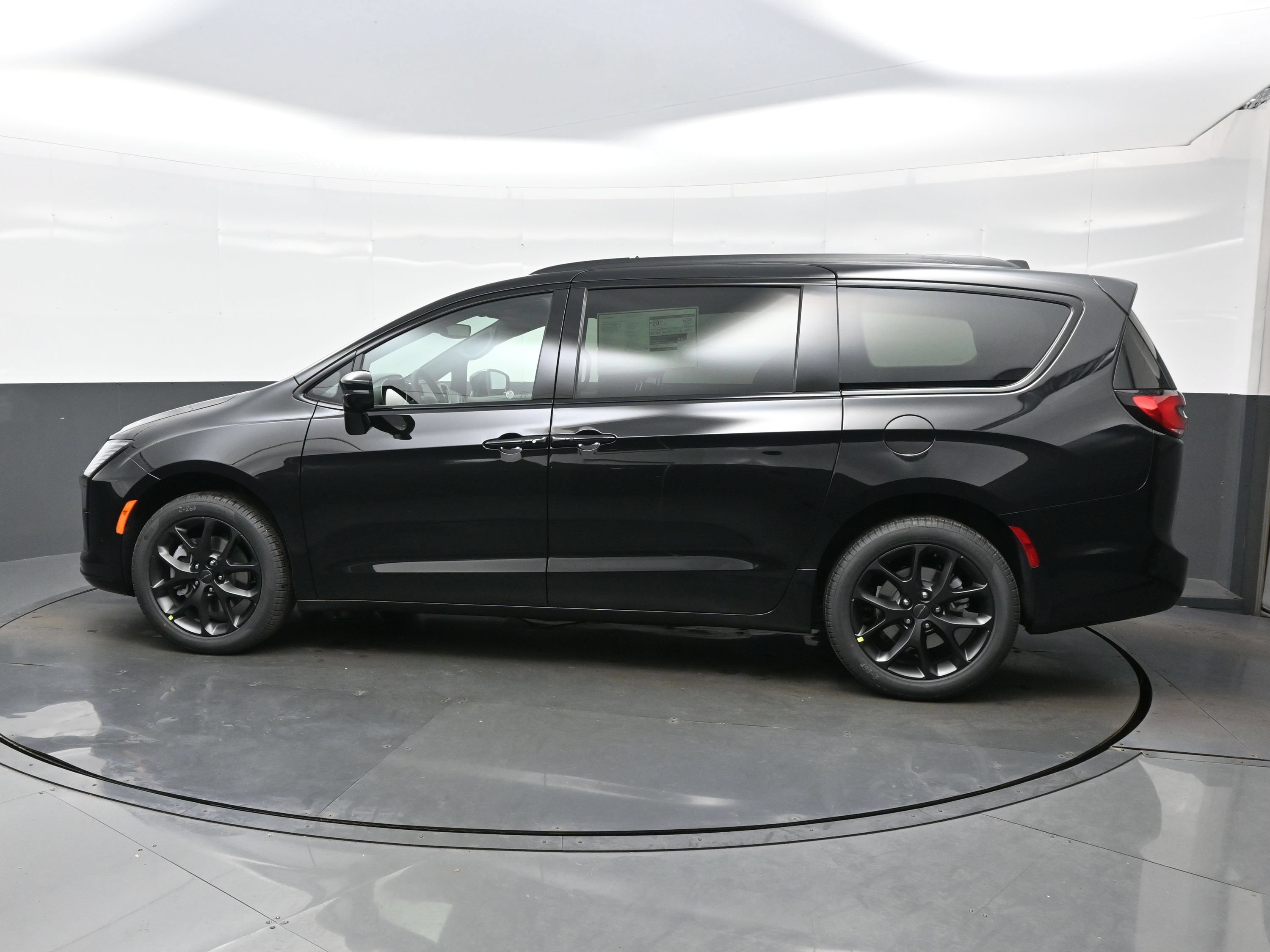 New 2027 Chrysler Pacifica Limited AWD/4WD image 4