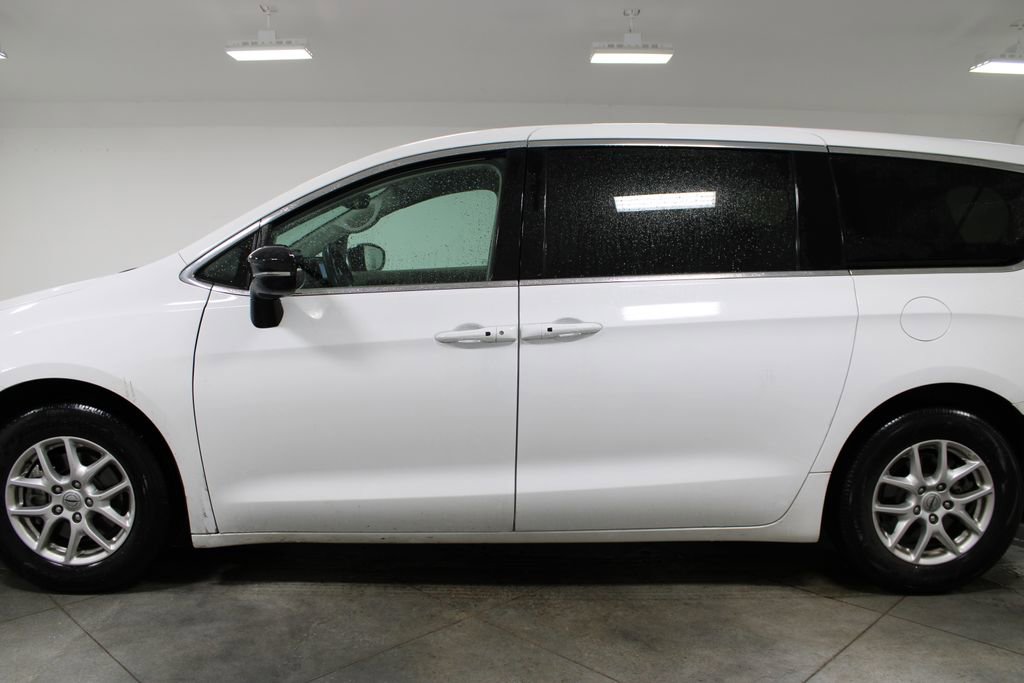 Used 2024 Chrysler Pacifica Touring-L image 6
