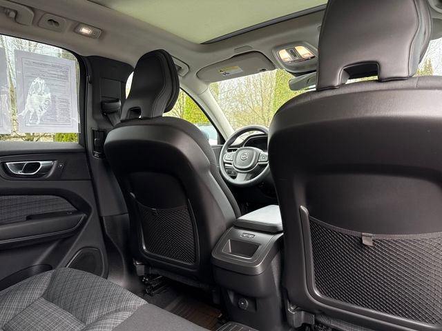 Used 2022 Volvo XC60 B5 Momentum image 25