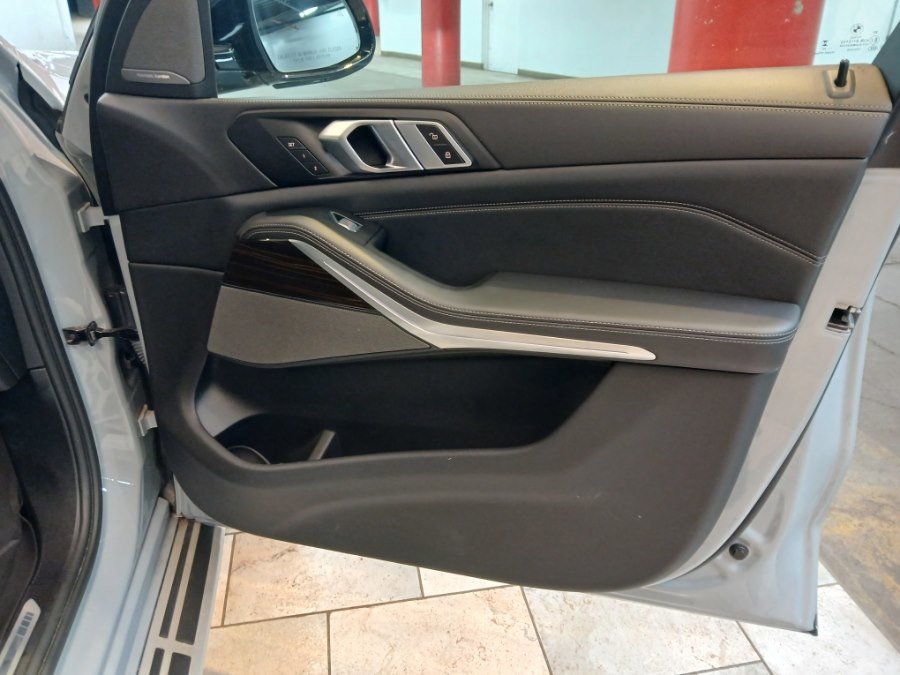 Used 2024 BMW X7 xDrive40i w/ M Sport Package image 31