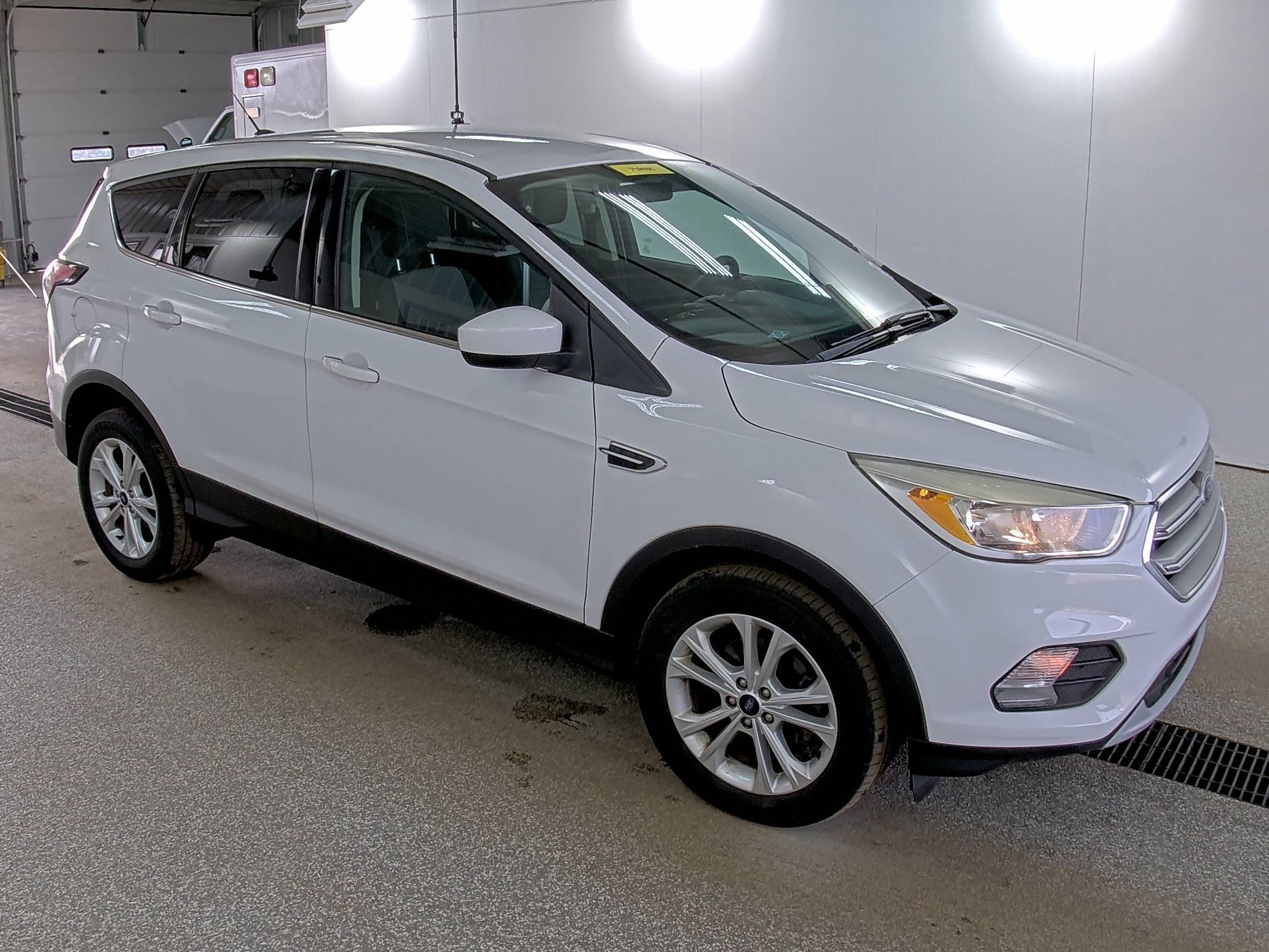 Used 2017 Ford Escape SE image 2
