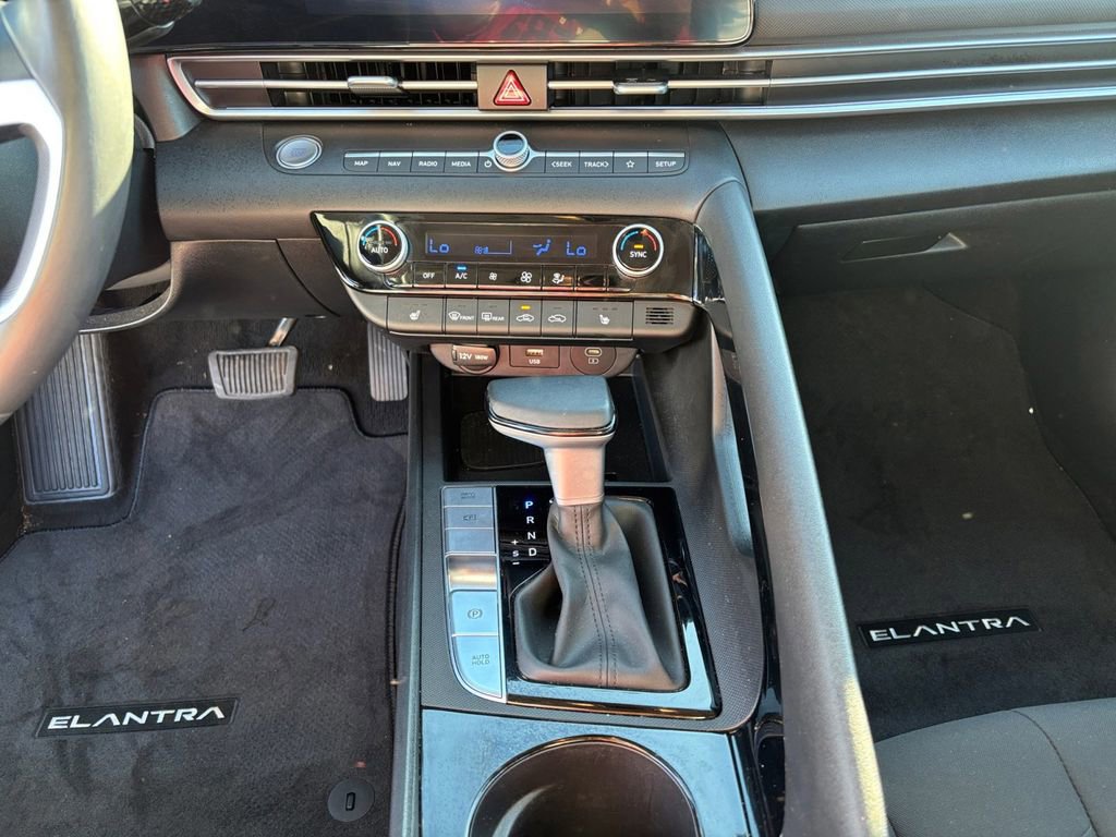 Used 2024 Hyundai Elantra SEL w/ Convenience Package image 20