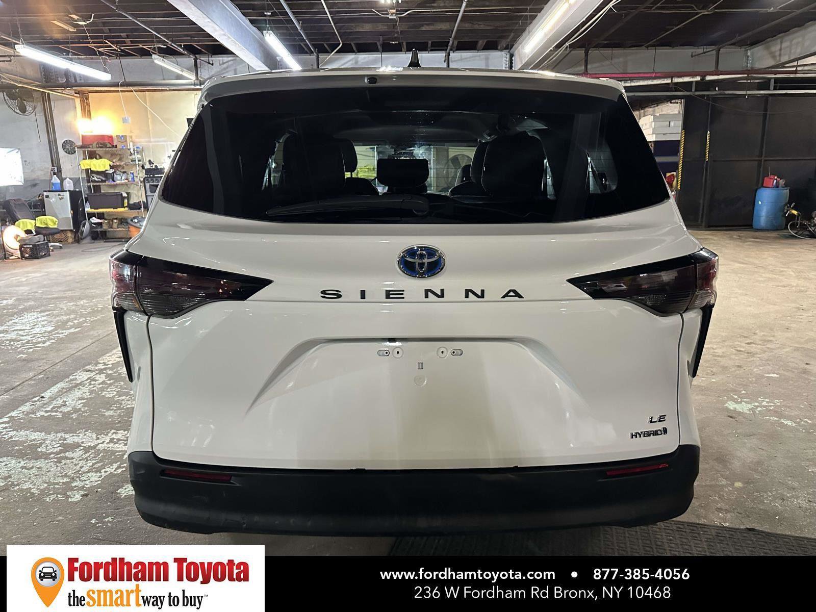 Used 2024 Toyota Sienna LE image 5