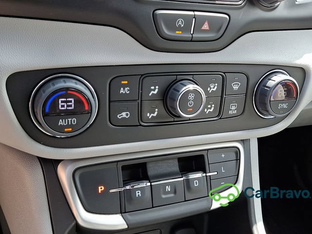 Used 2024 GMC Terrain SLT AWD/4WD image 17