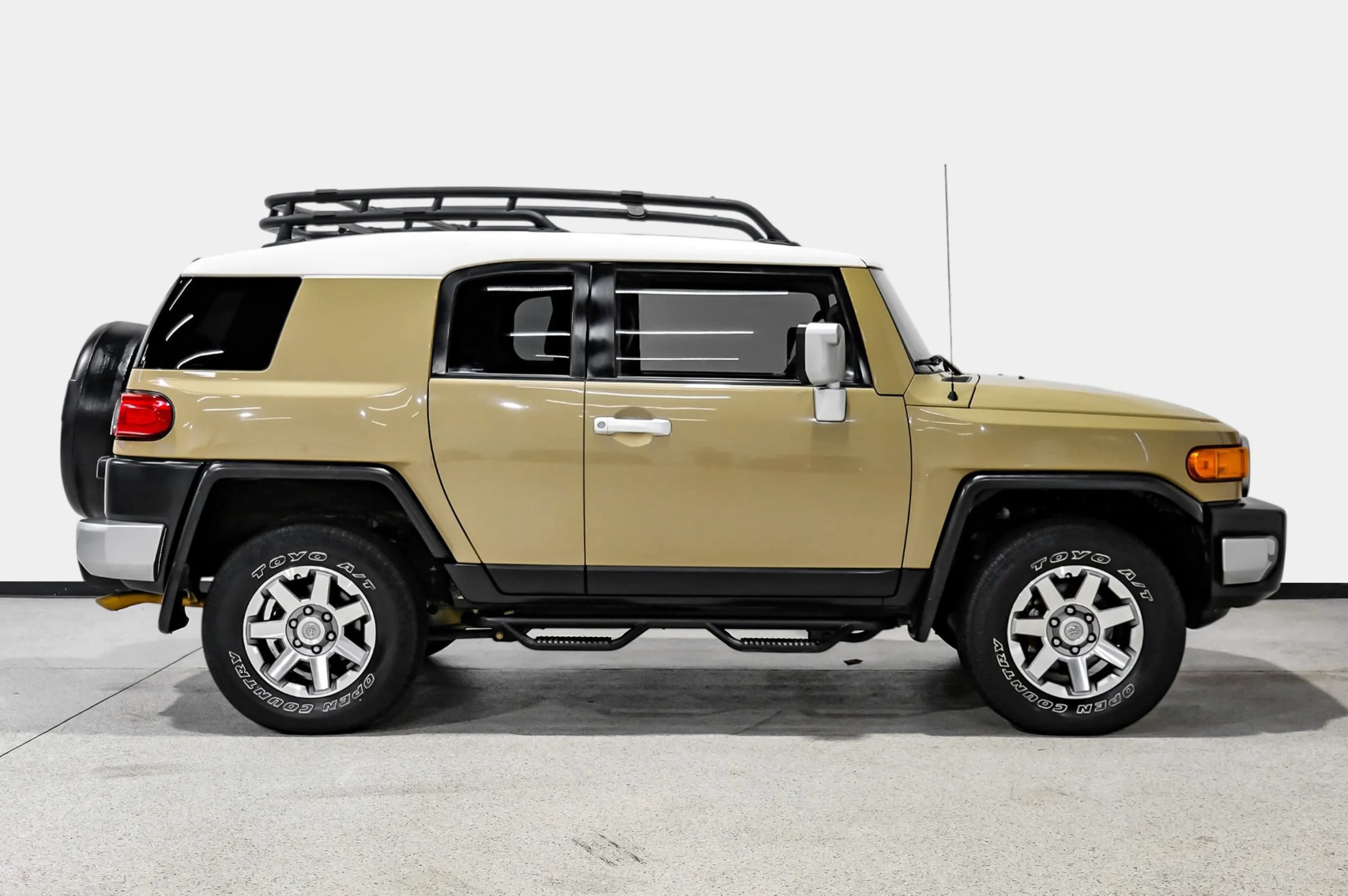 Used 2014 Toyota FJ Cruiser 4WD w/ Upgrade Package image 5