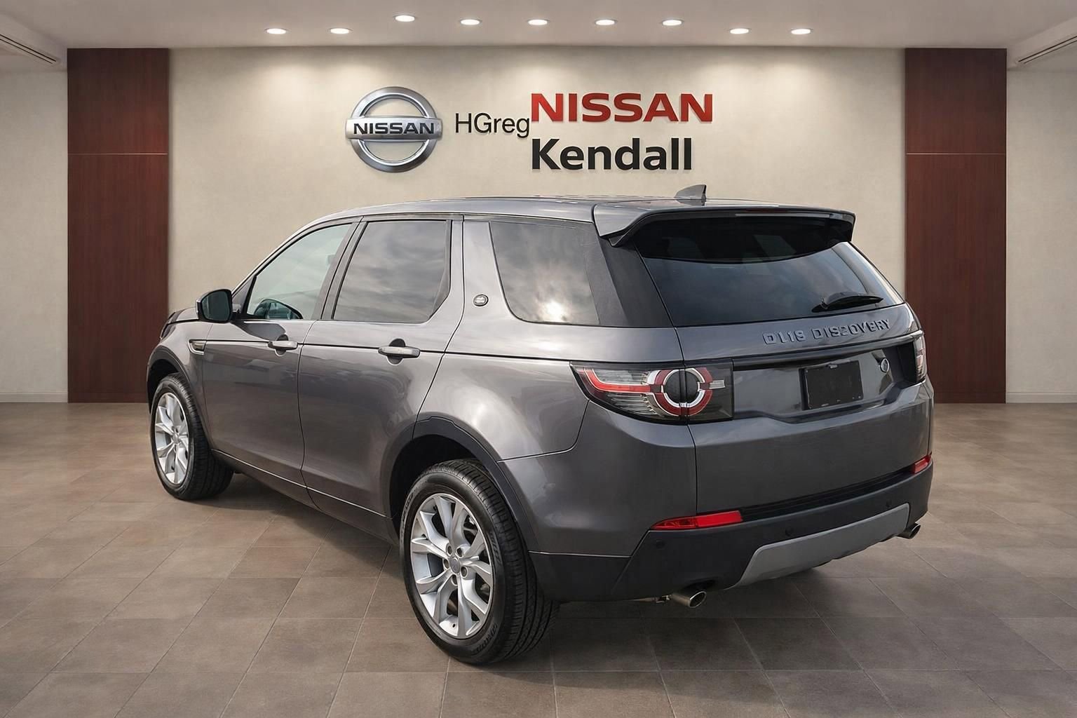 Used 2018 Land Rover Discovery Sport SE AWD/4WD image 2
