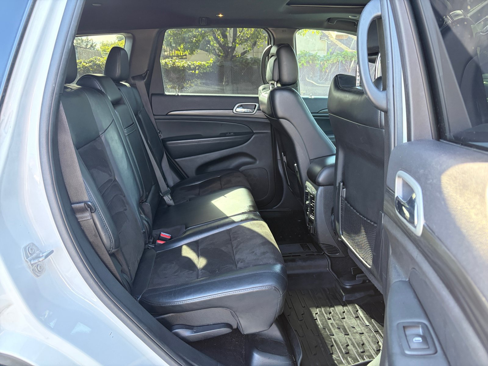 Used 2021 Jeep Grand Cherokee Laredo X AWD/4WD image 25