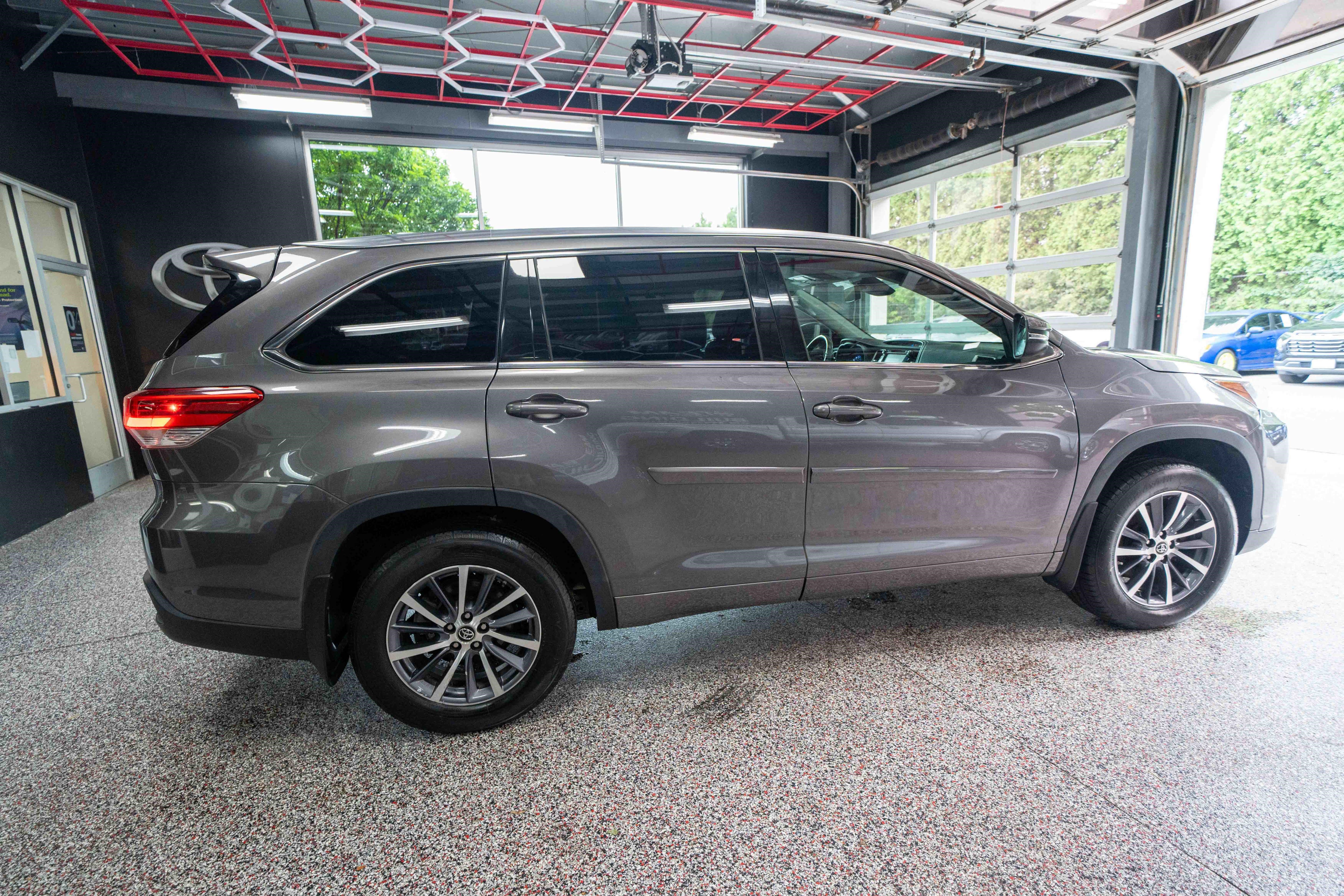 Used 2017 Toyota Highlander XLE AWD/4WD image 4