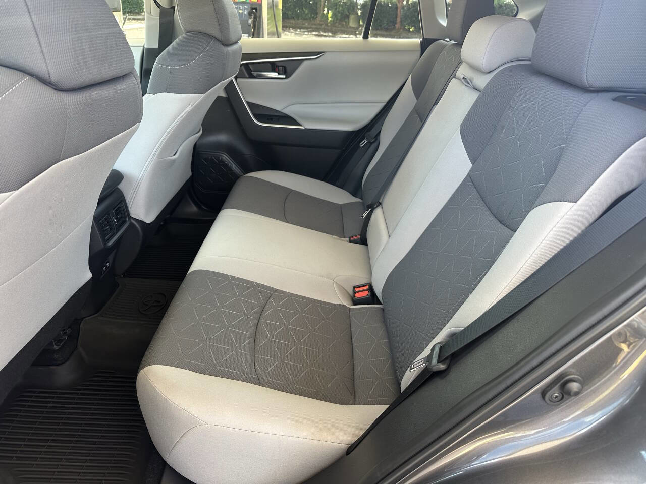 Used 2021 Toyota RAV4 XLE w/ Convenience Package image 16