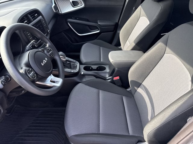 Used 2025 Kia Soul LX w/ LX Technology Package FWD image 12