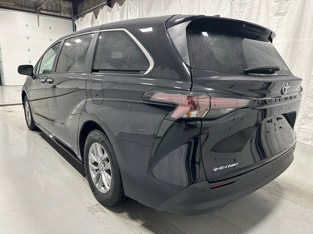 Used 2025 Toyota Sienna XLE image 5