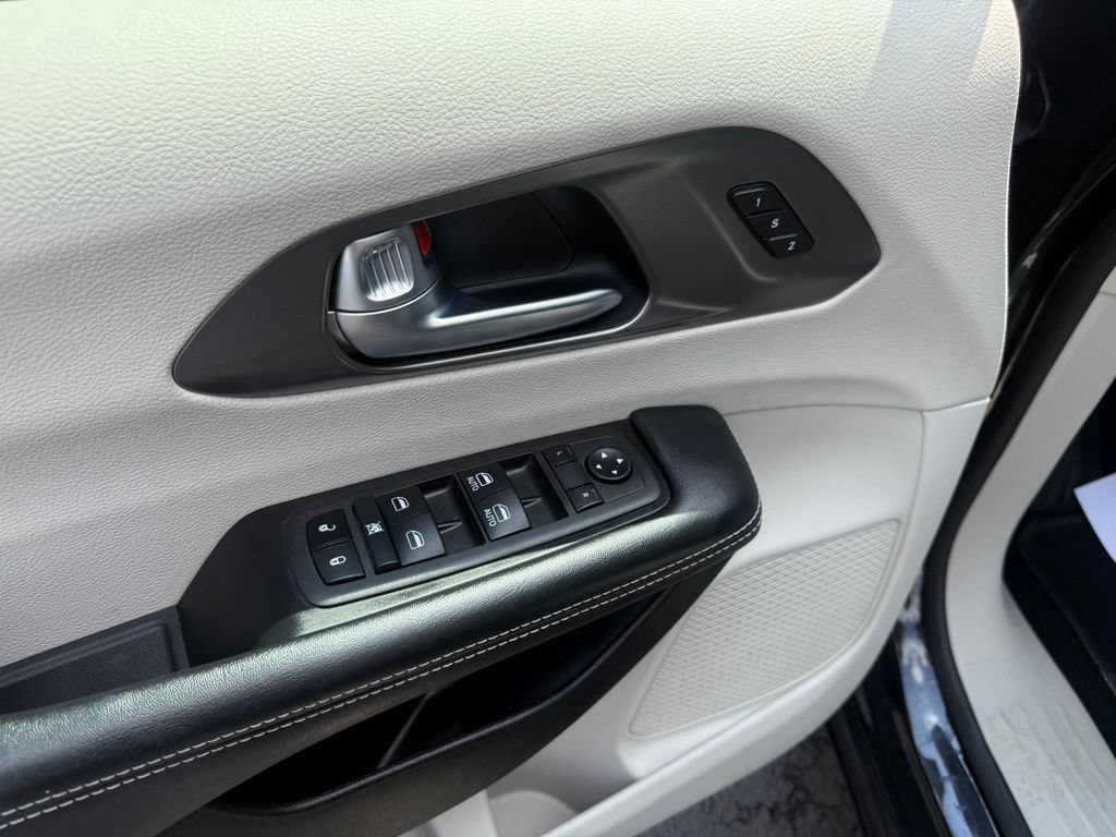 Used 2022 Chrysler Pacifica Touring-L AWD/4WD image 12