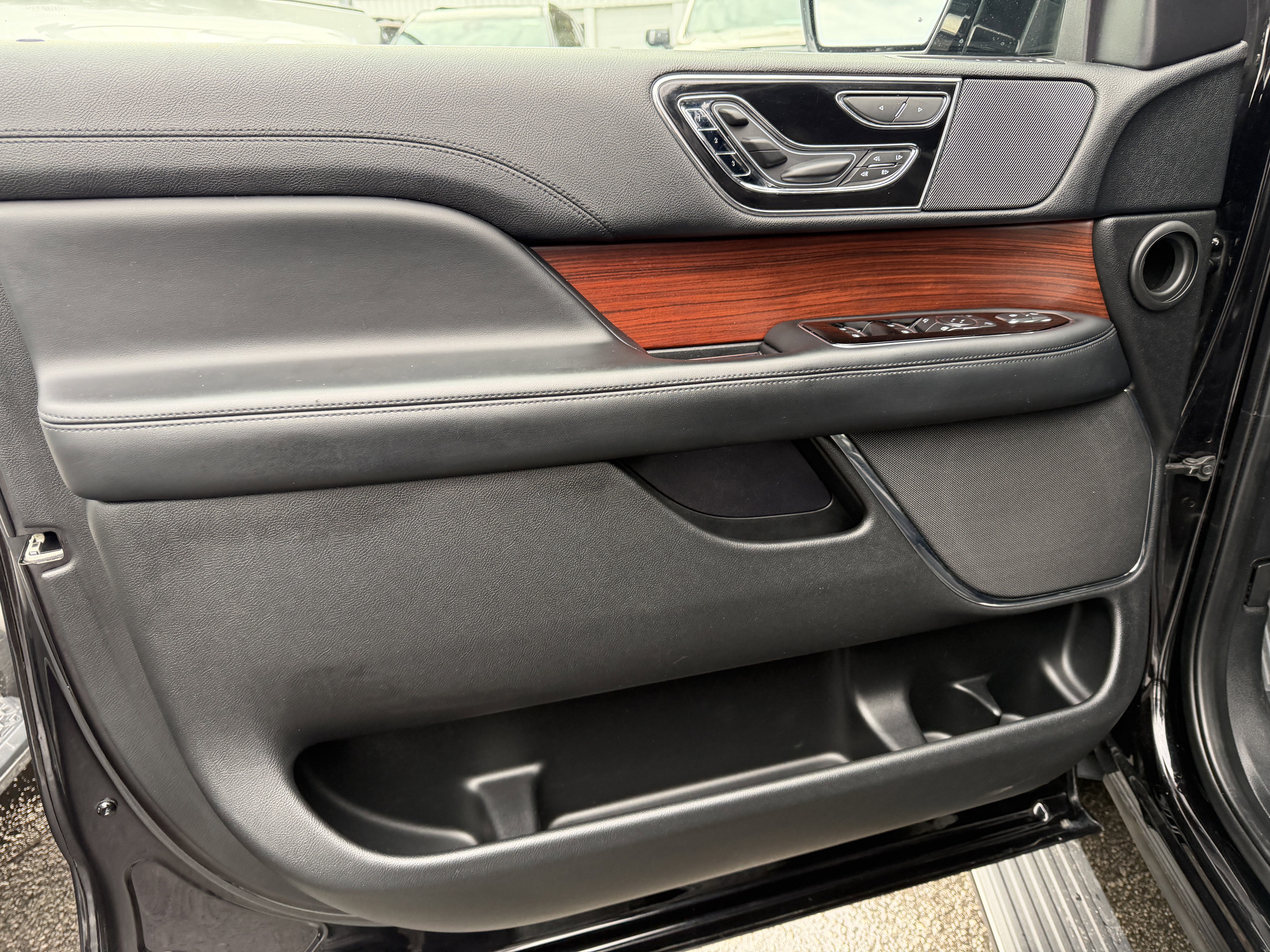 Used 2021 Lincoln Navigator Reserve image 13