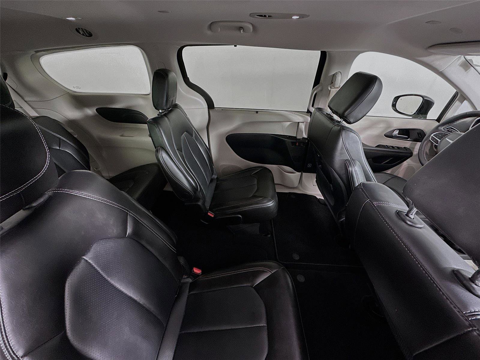 Used 2024 Chrysler Pacifica Touring-L FWD image 27