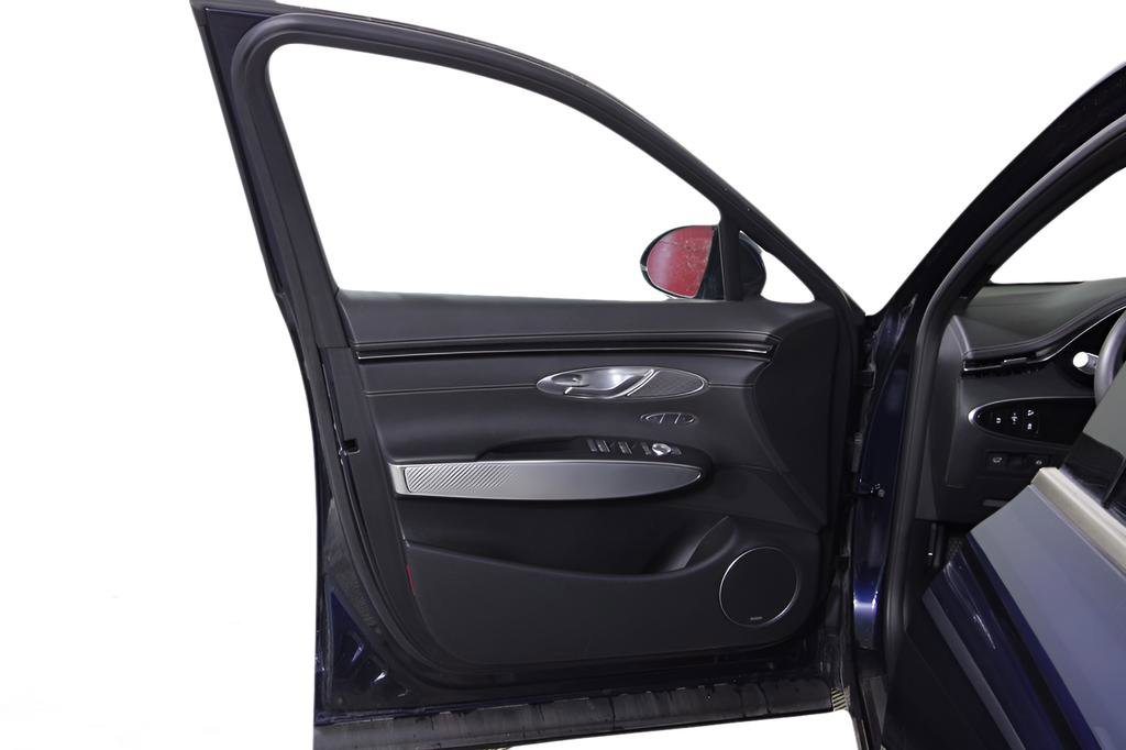 Used 2024 Genesis GV70 2.5T w/ Sport Prestige Package image 29