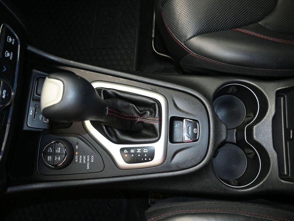 Used 2016 Jeep Cherokee Trailhawk w/ Comfort/Convenience Group image 19