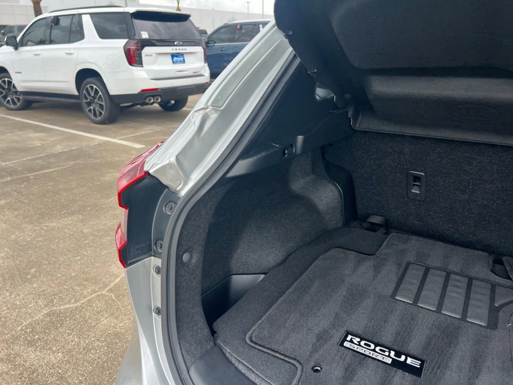Used 2022 Nissan Rogue Sport SL FWD image 14
