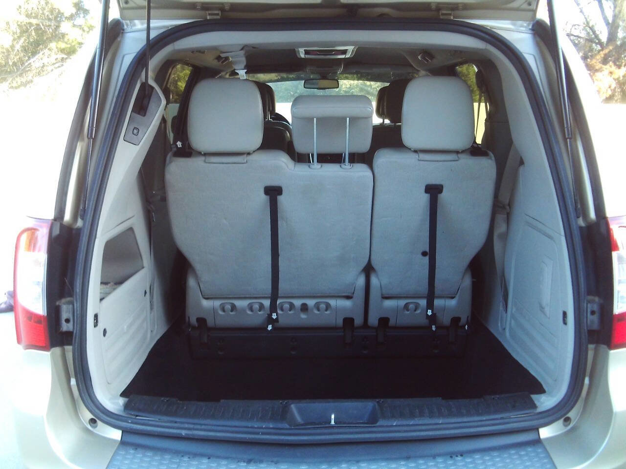 Used 2012 Chrysler Town & Country Touring-L w/ Entertainment Group #2 image 26