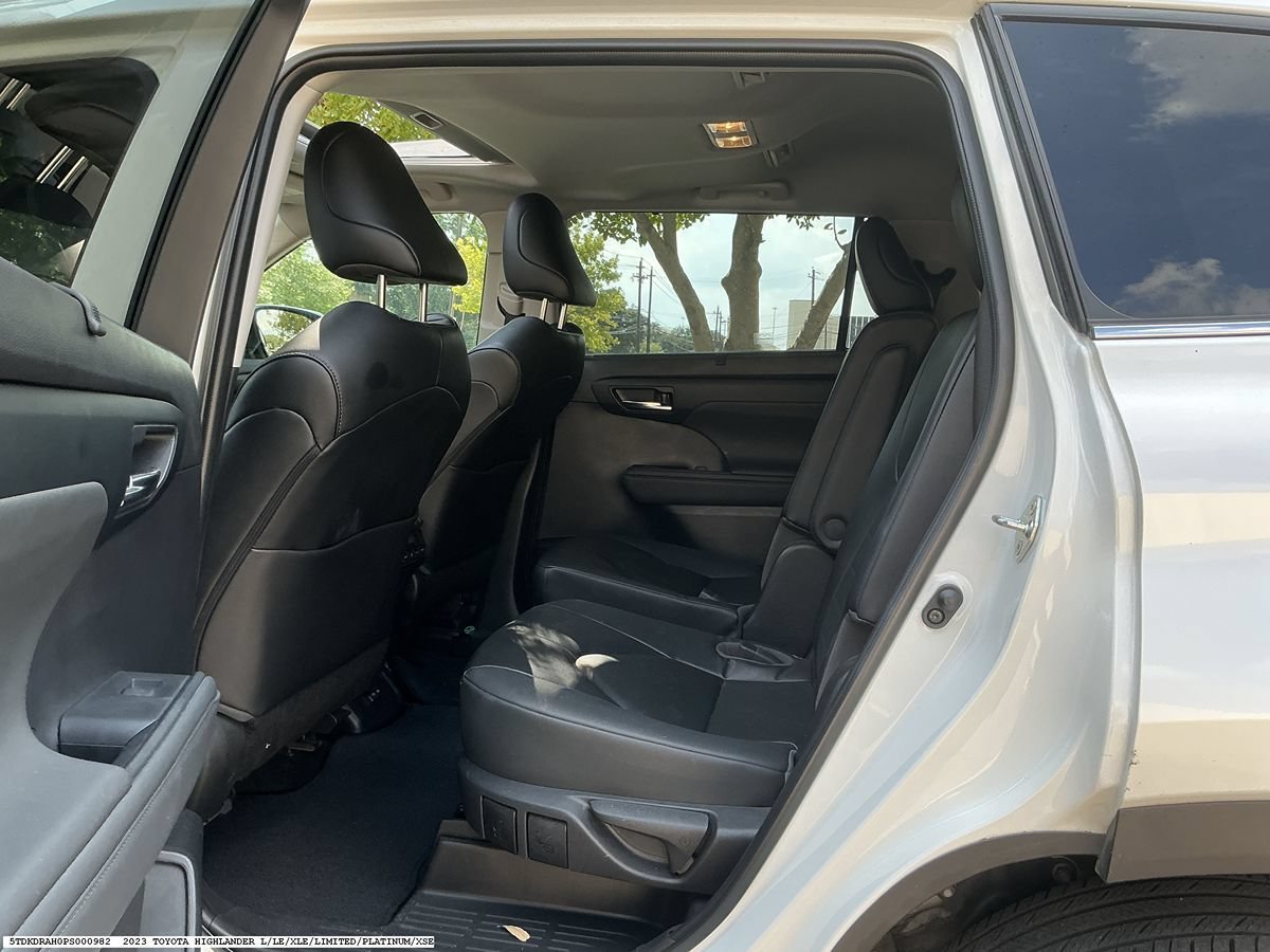 Used 2023 Toyota Highlander XLE FWD image 10