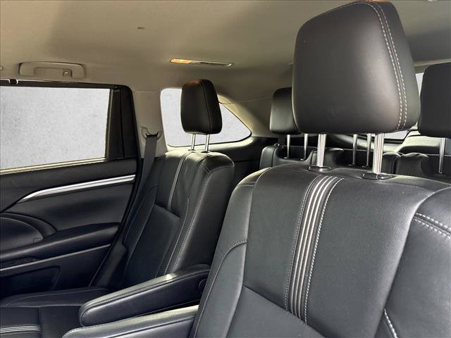 Used 2017 Toyota Highlander SE FWD image 18