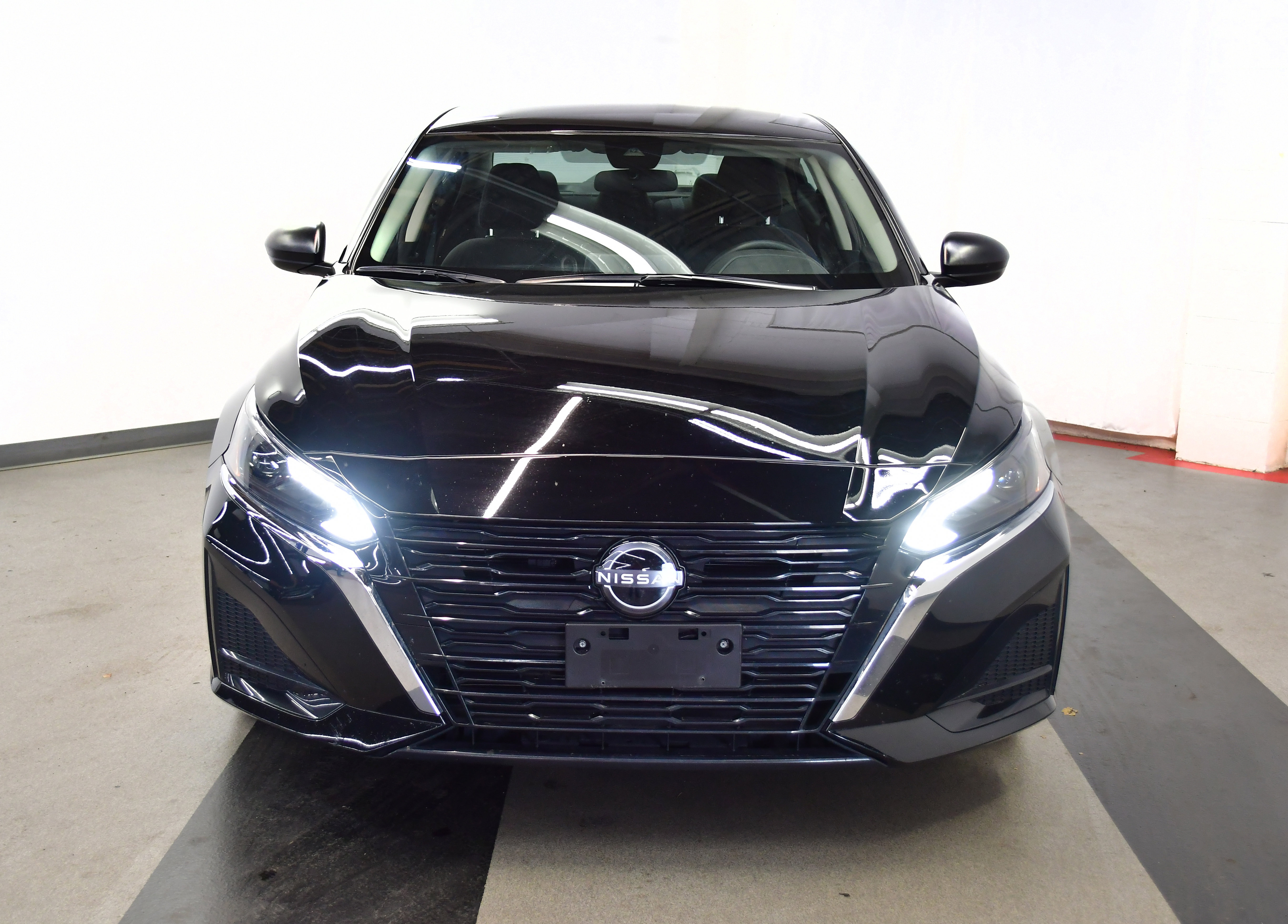 Used 2025 Nissan Altima 2.5 SV FWD image 3