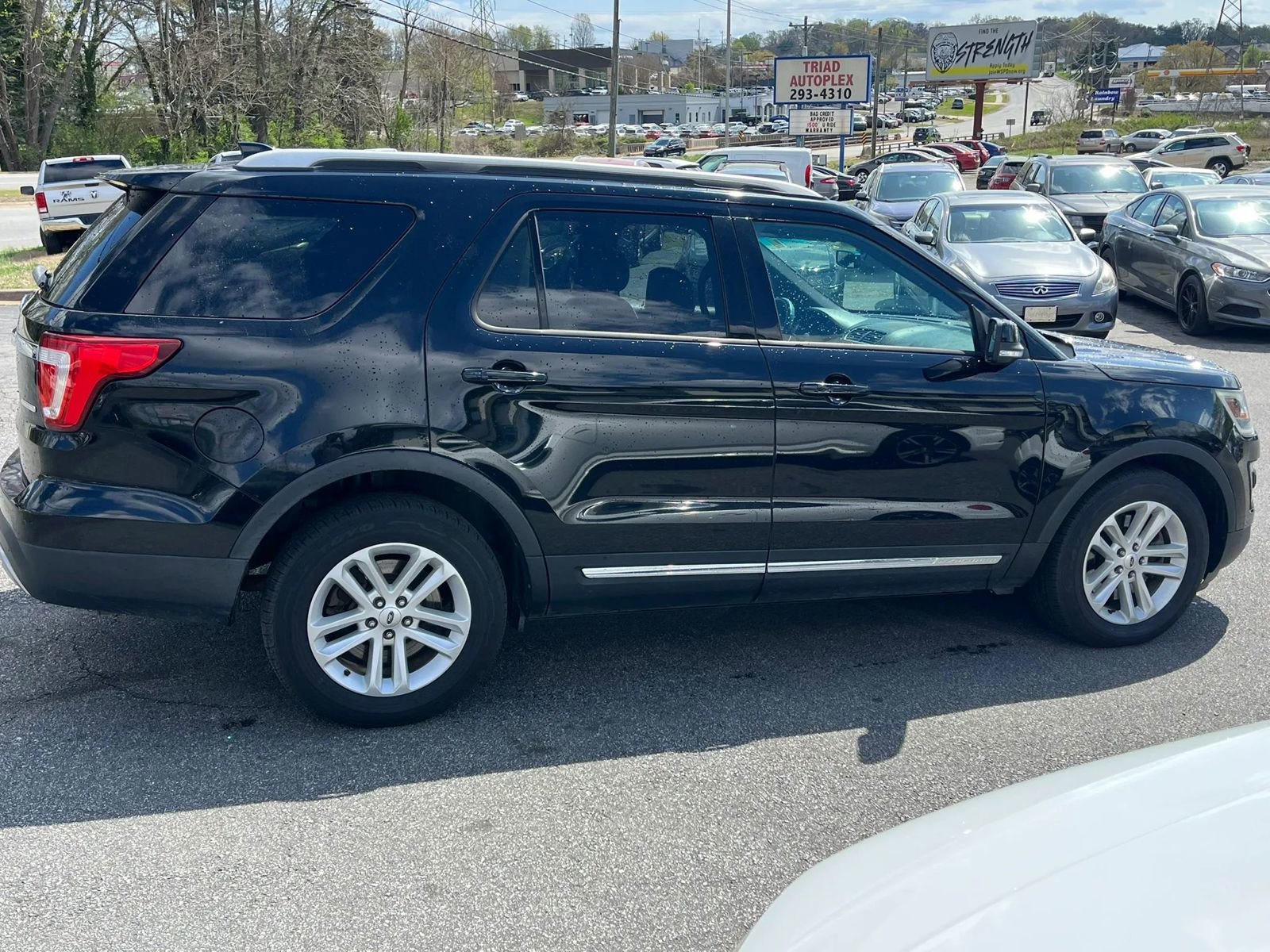 Used 2017 Ford Explorer XLT w/ Equipment Group 201A FWD image 8