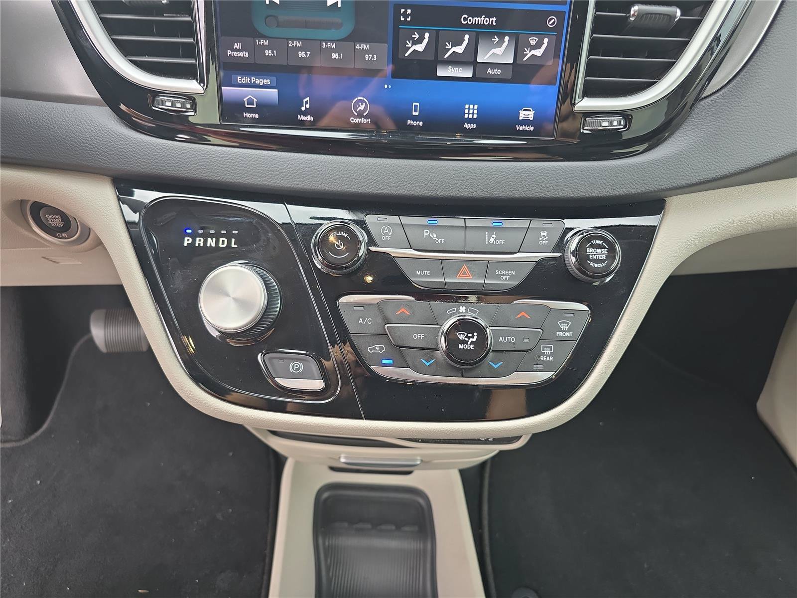 Used 2024 Chrysler Pacifica Touring-L FWD image 26