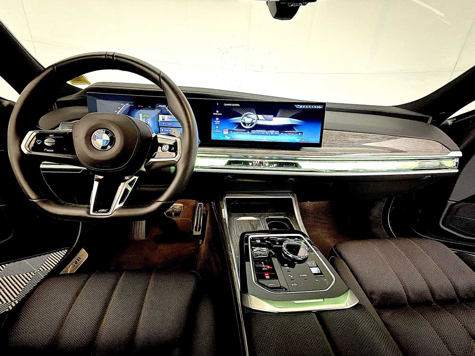 Used 2025 BMW 760i xDrive w/ Executive Package AWD/4WD image 17