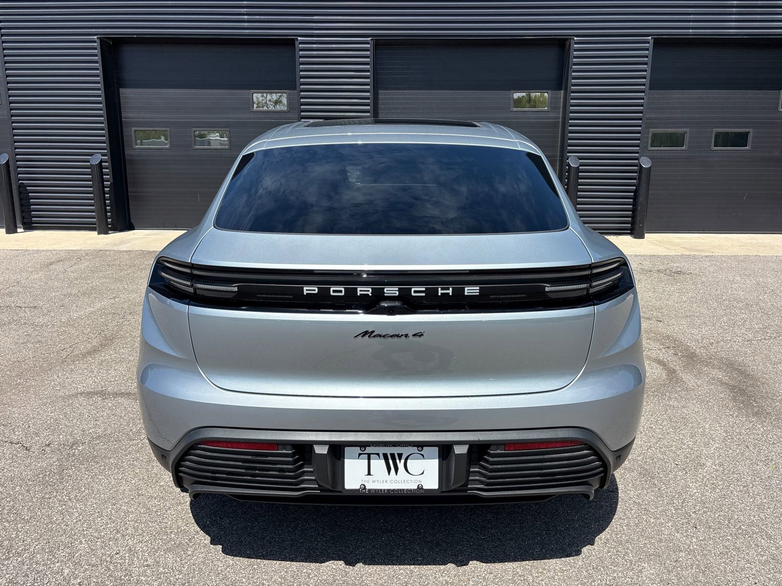 Used 2025 Porsche Macan 4 Electric AWD/4WD image 7