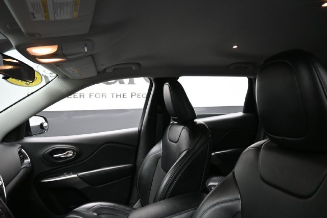 Used 2019 Jeep Cherokee Latitude Plus FWD image 18