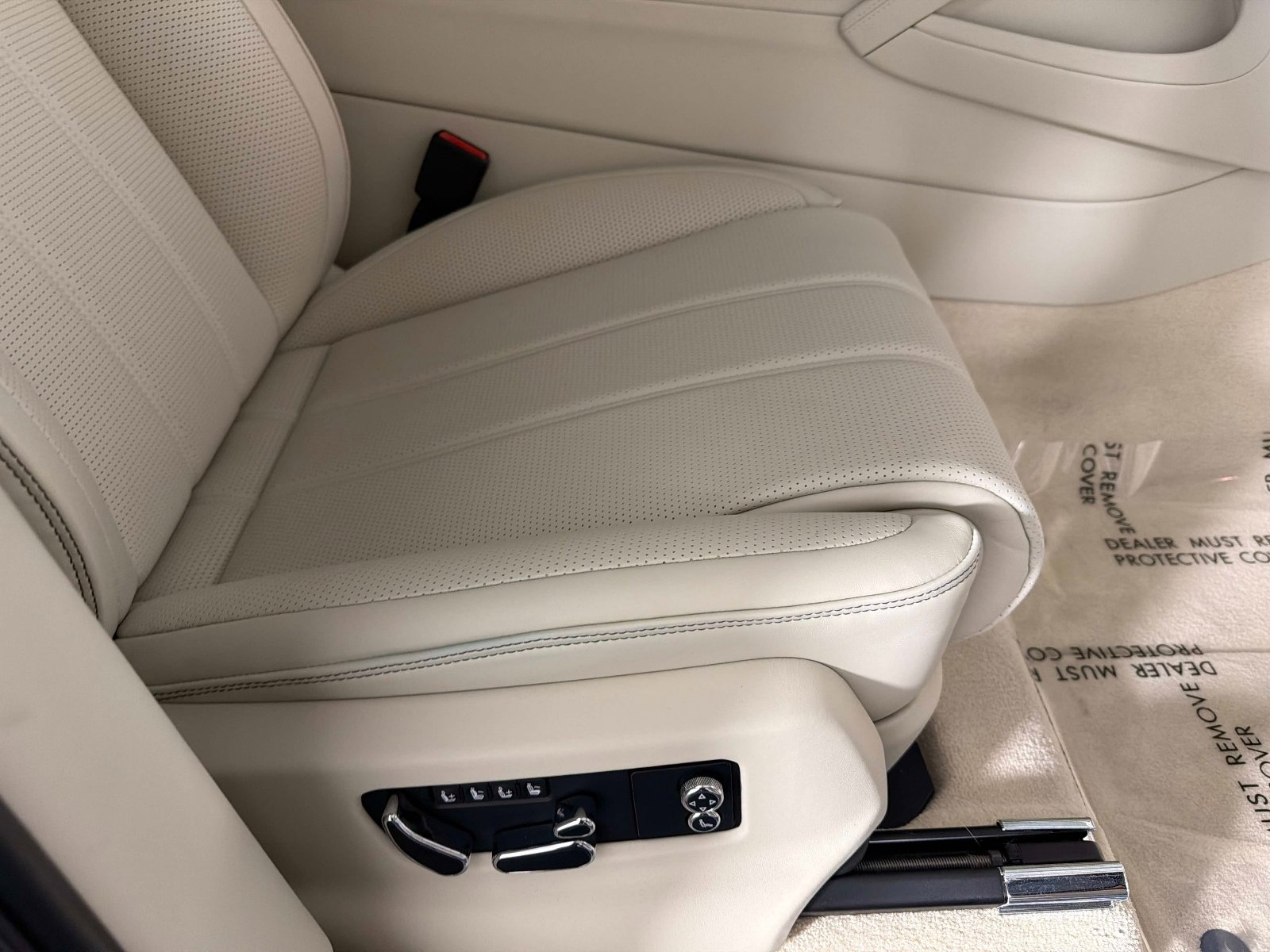 Used 2024 Bentley Bentayga Plug-In Hybrid image 23