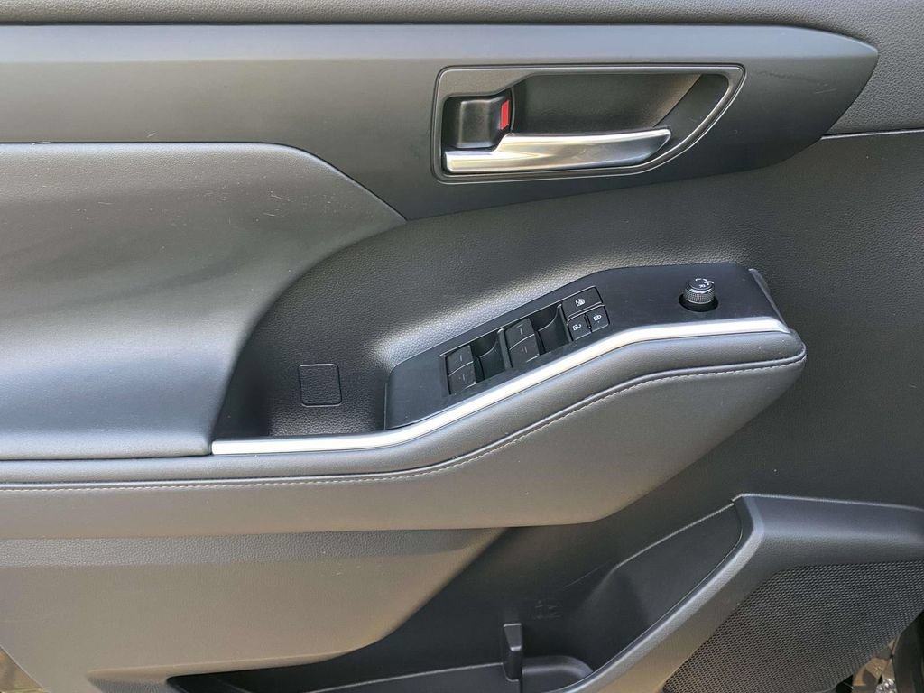 Used 2022 Toyota Highlander XLE AWD/4WD image 16